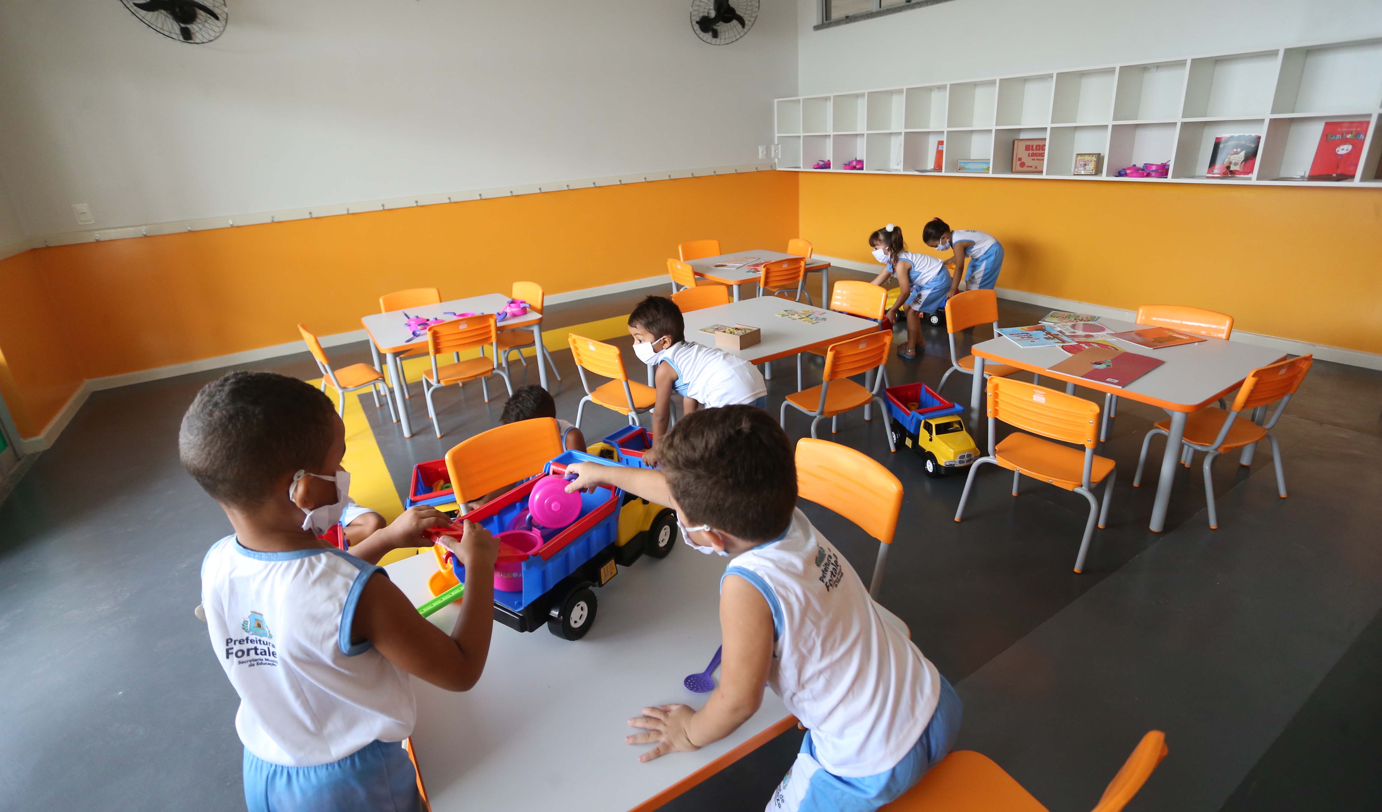 crianças brincando em uma sala do CEI